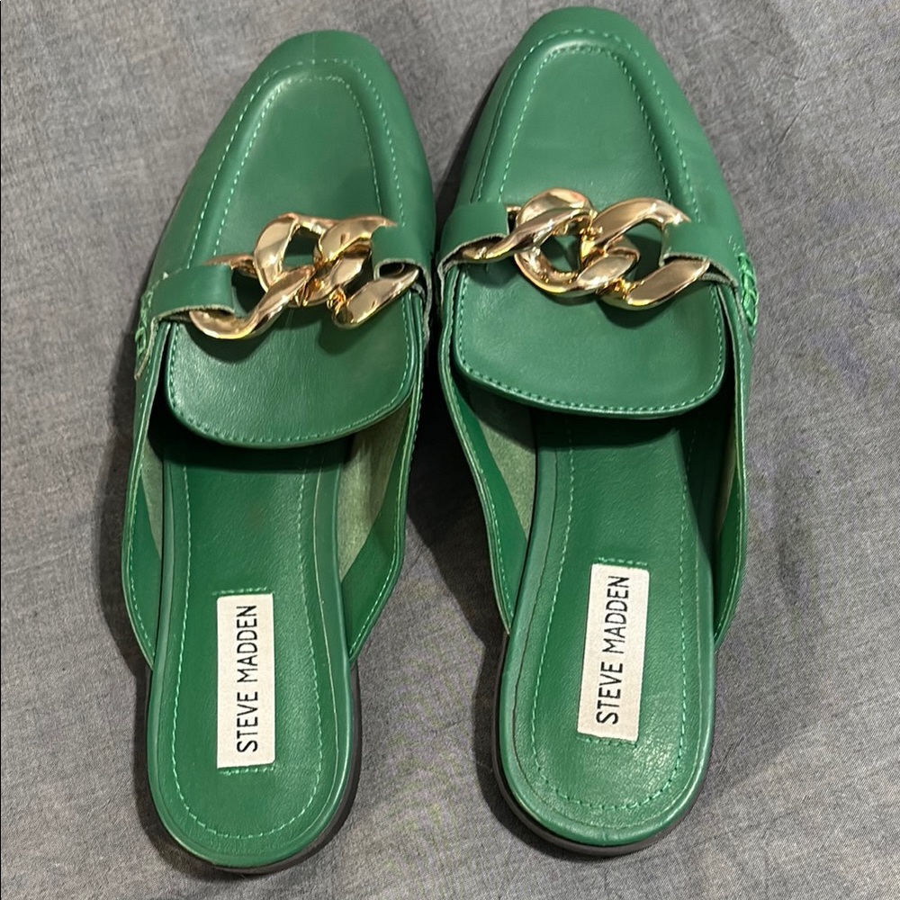 Steve Madden Green and Gold Chain Flats